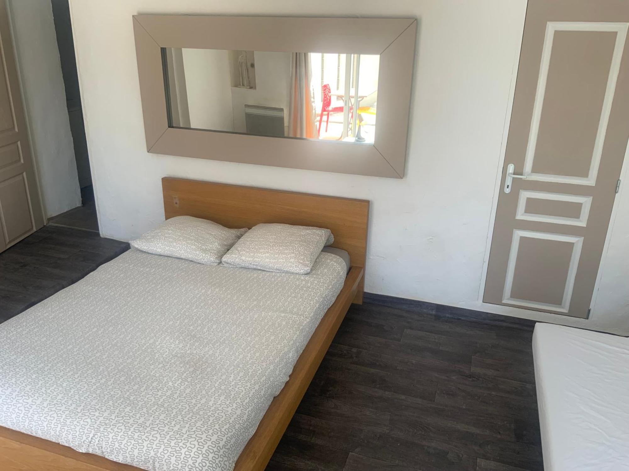 Apartment Pour 4 Face A La Piscine Marseilles