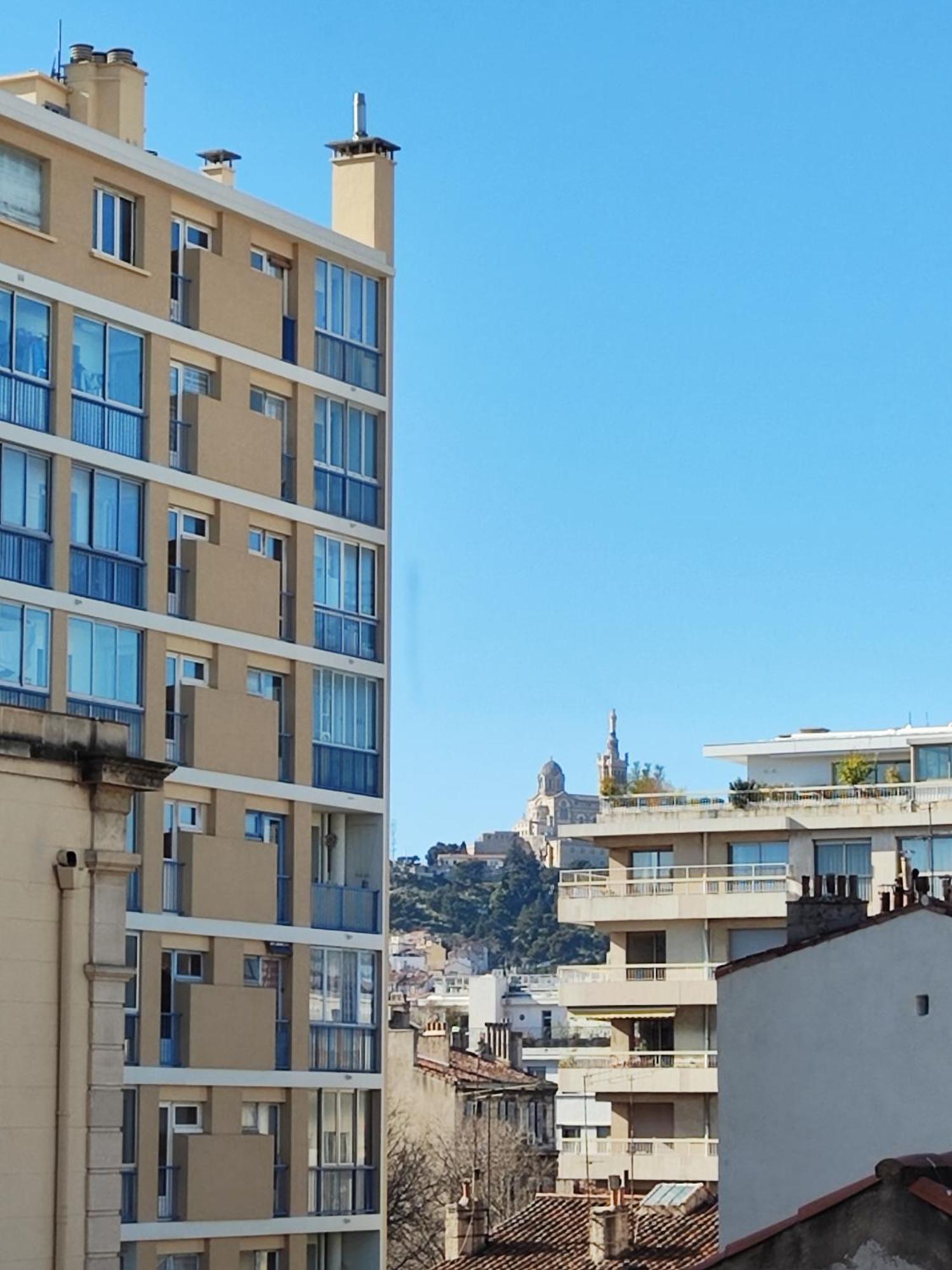 Terrace And View Of Notre Dame De La Garde Basilica In Center - Terrasse Et Vue Sur La Bonne Mere En Centre-ville