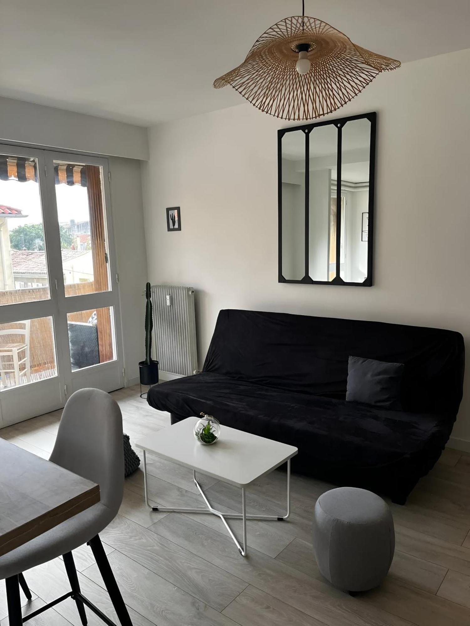 Beautiful 40m2 Avec Private Parking Apartment *