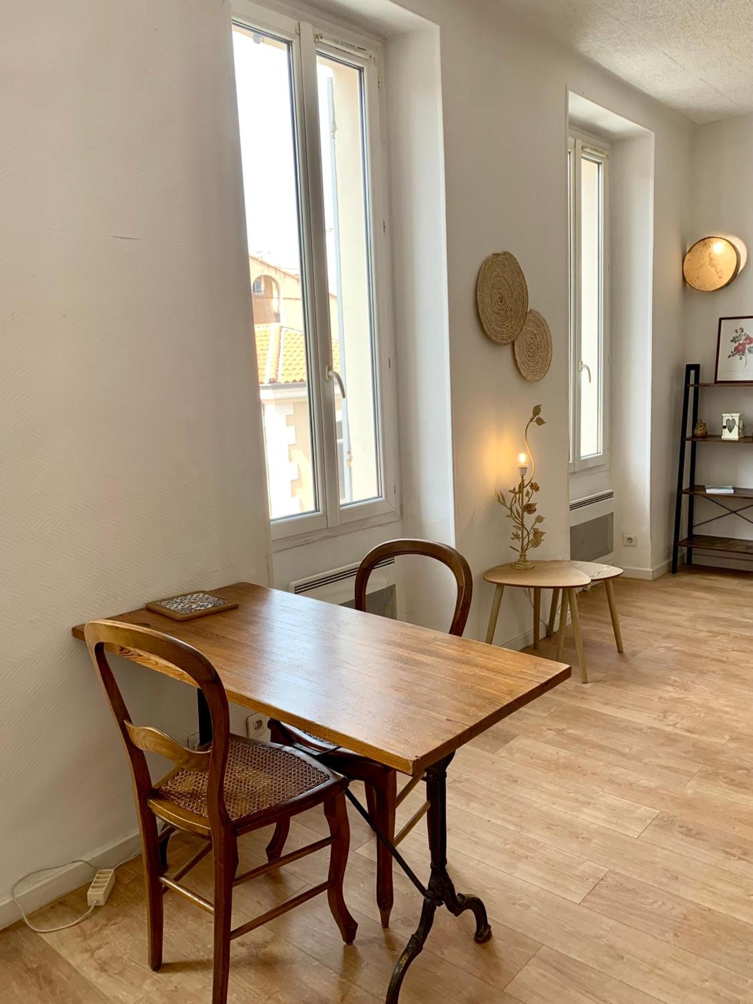 Petit Nid Proche De La Et Du Port Apartment