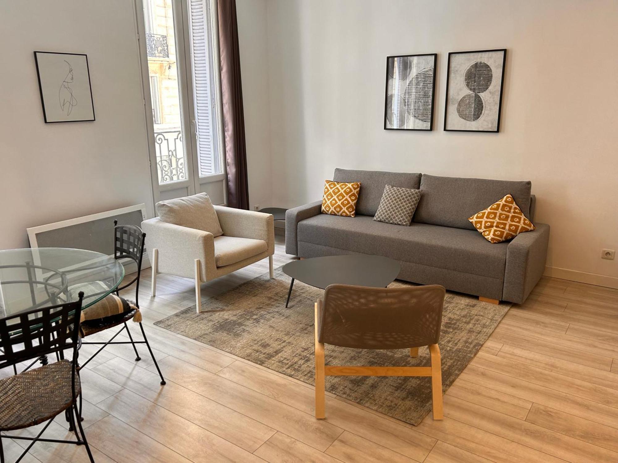 6 Personnes Place De La Joliette Marseilles