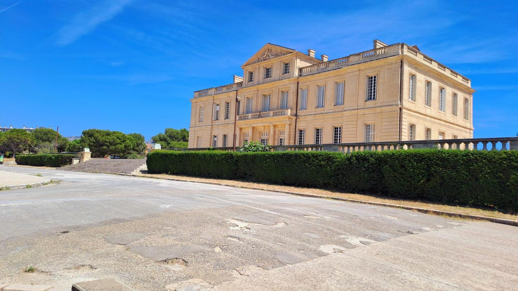 Jolie Maisonnette En Bord De Avec Jardin * Marseille