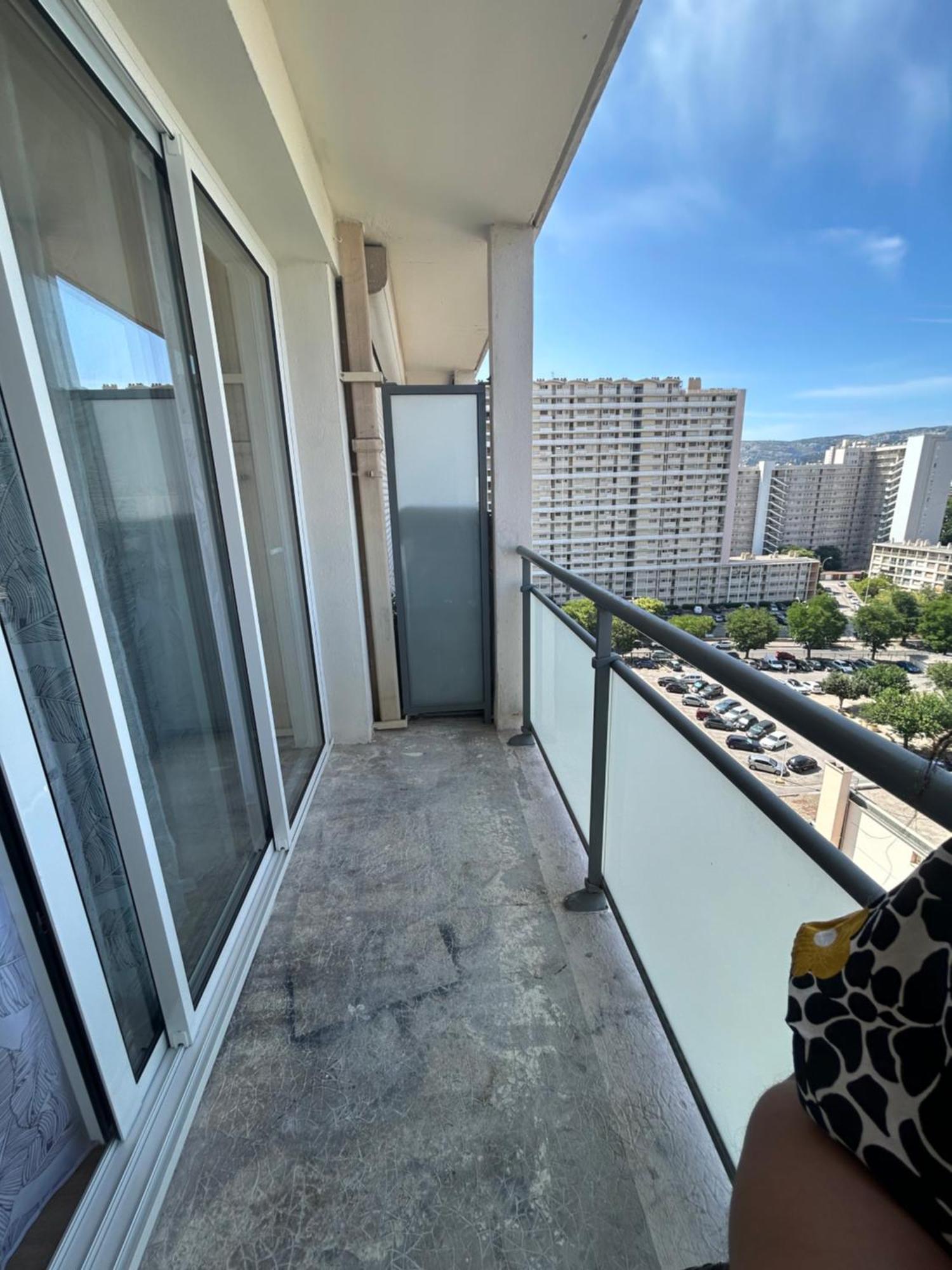 Plage, Stade Et Parking Prive Dans La Marseilles