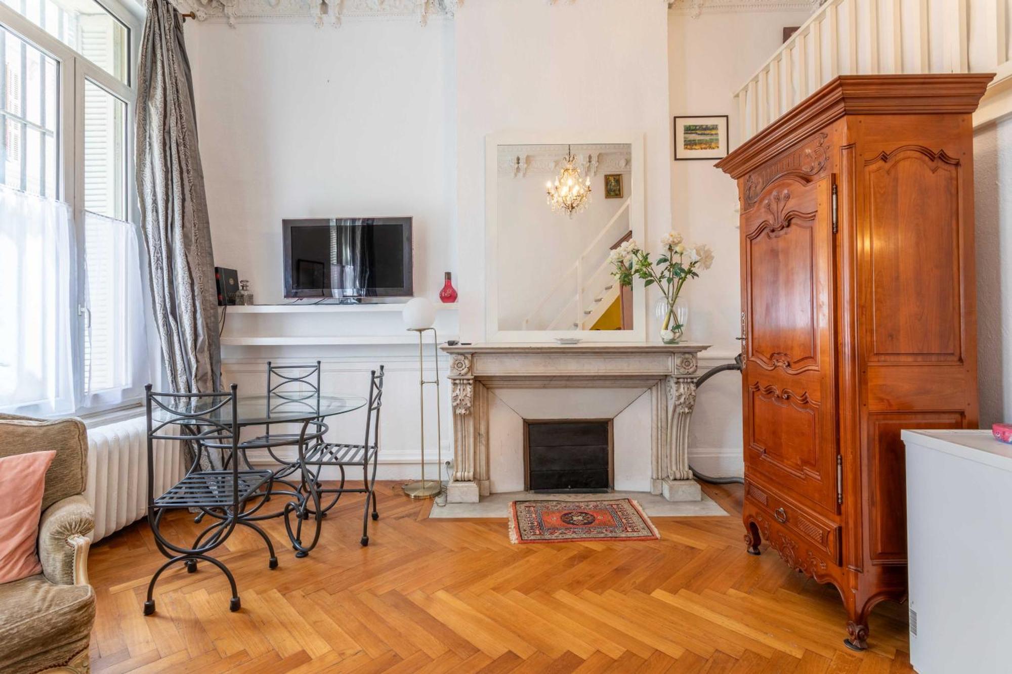 Charming Duplex With Ac -1br-2p-