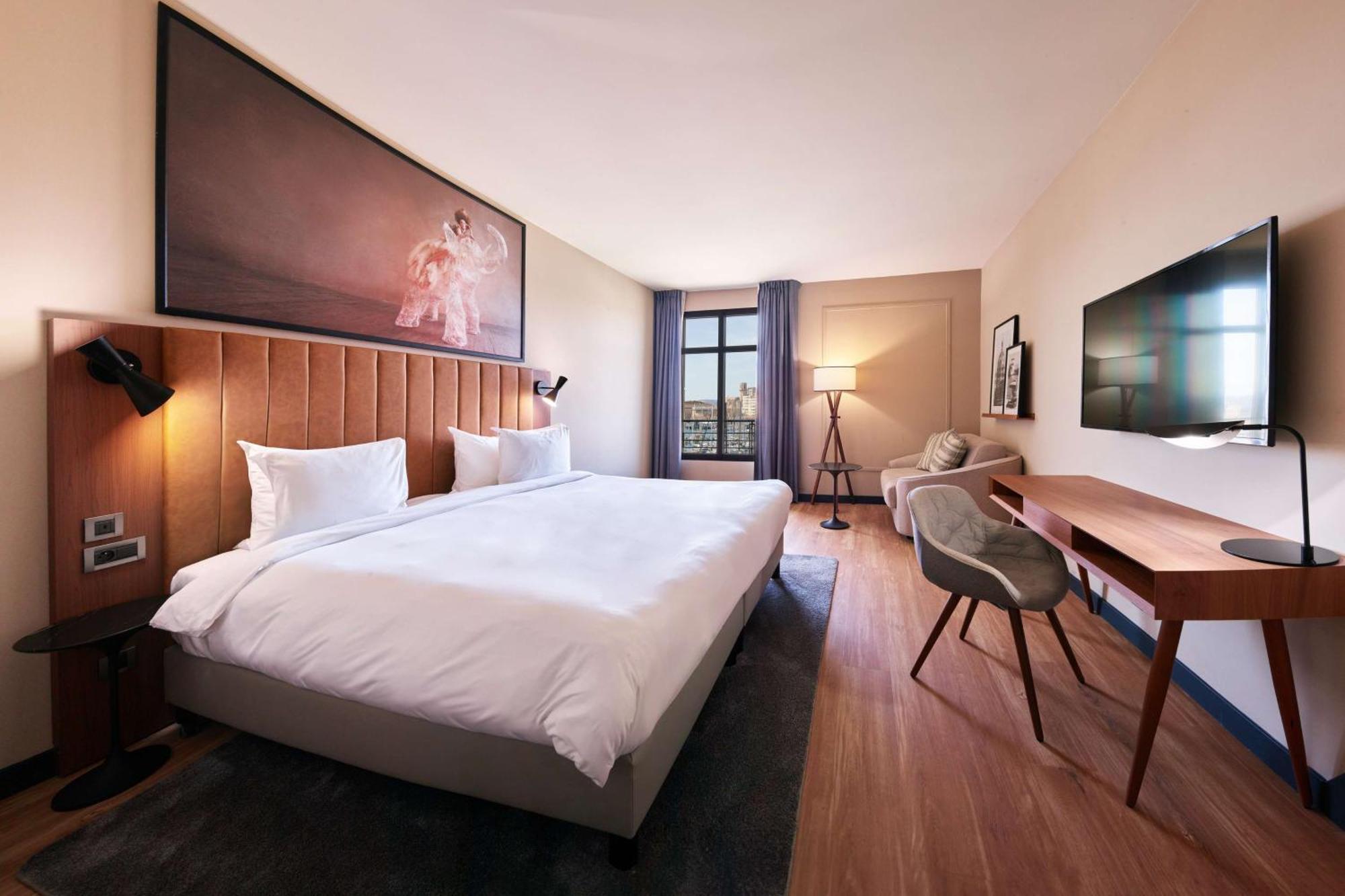 Khách sạn Radisson Blu Vieux Port 4*