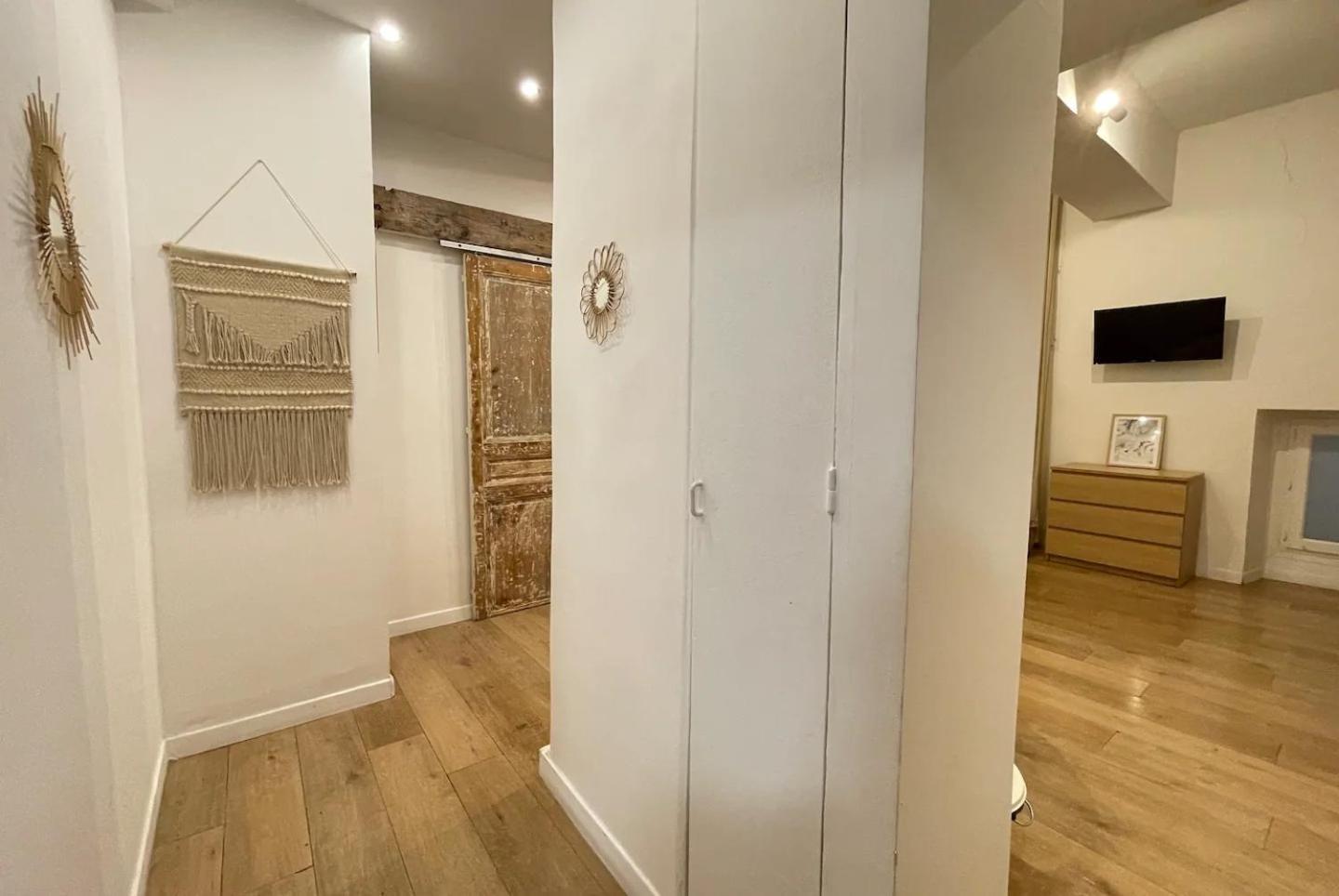 1br With Bathtub In City Center Close Opera *