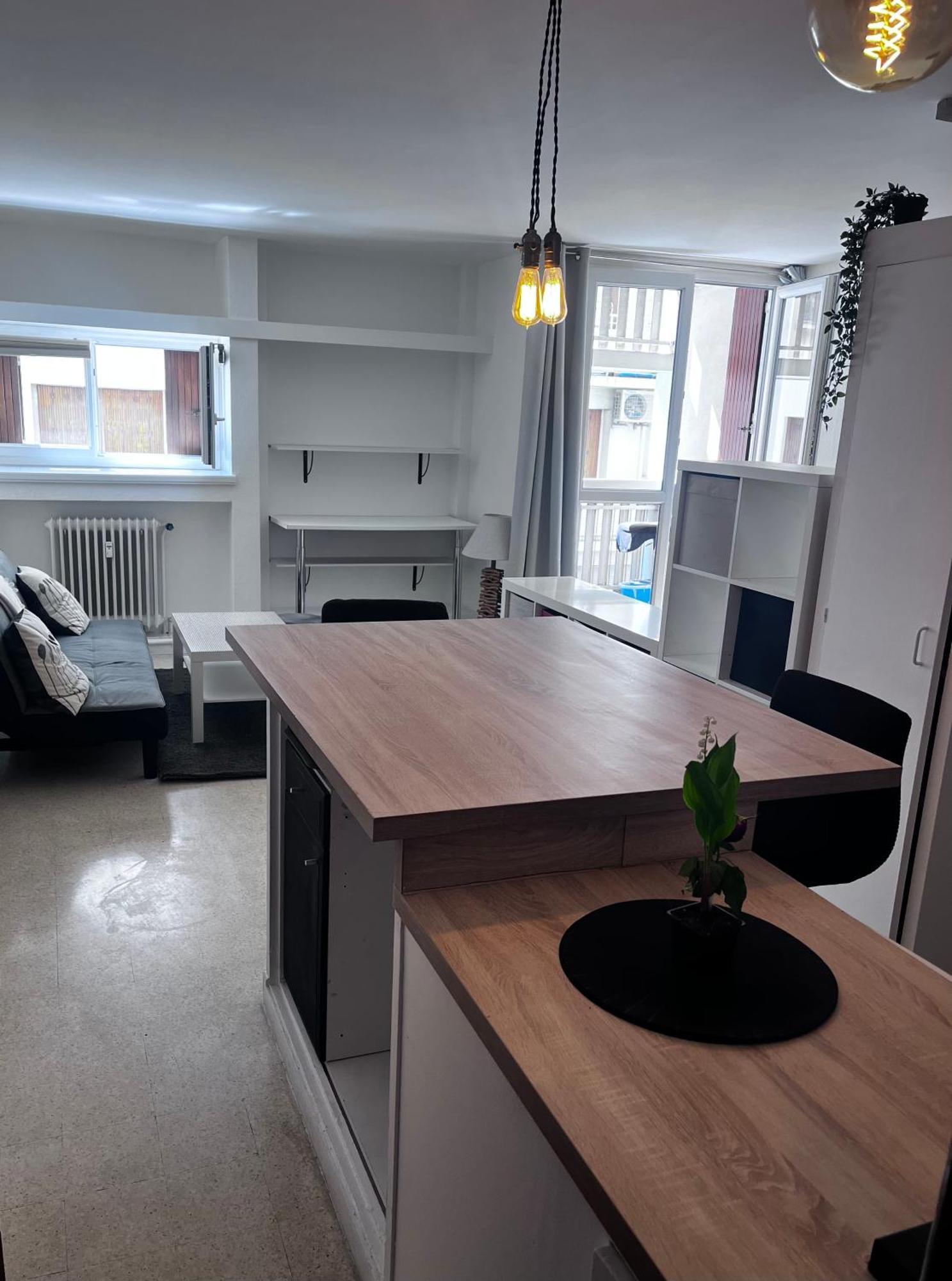 T1 En Face De La Timone Apartment *