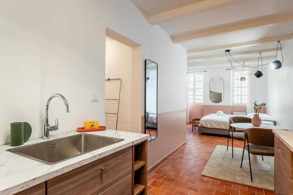 Plein Coeur Historique Vieille Ville Apartment *