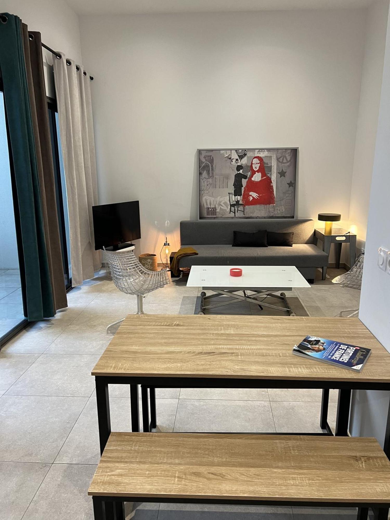 - Le Castel Apartment *