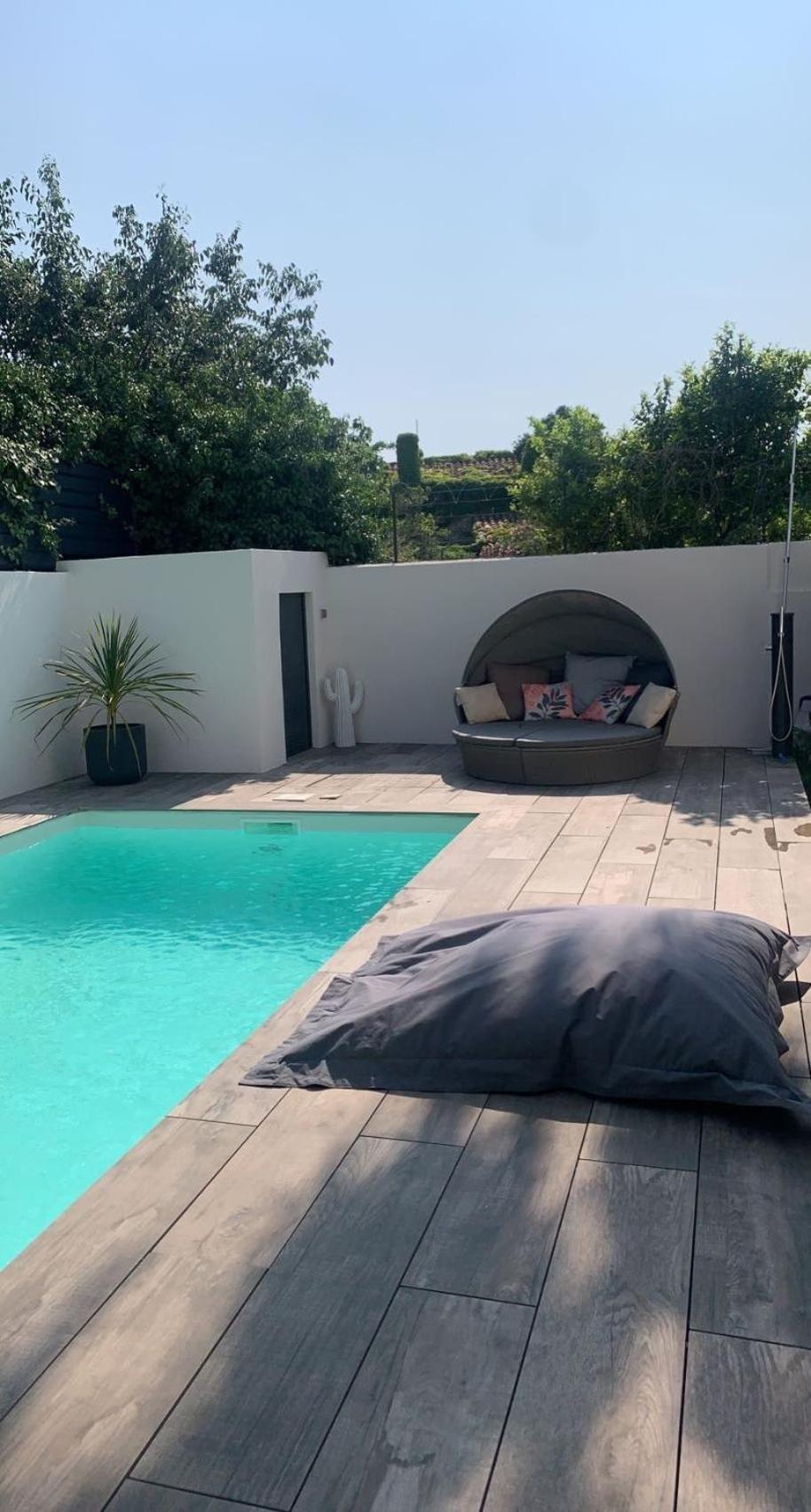 Avec Piscine Proche Et Colline Marsella