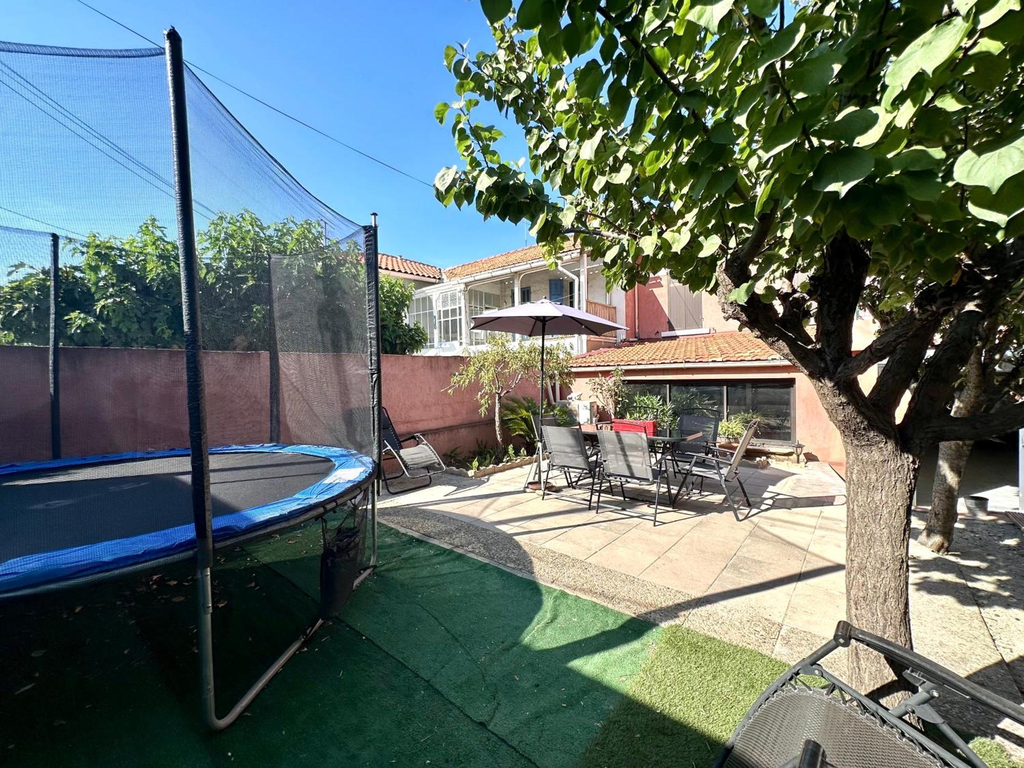 Holiday home Casa Terra Rossa Le Confort Creatif Au Coeur De Marseille