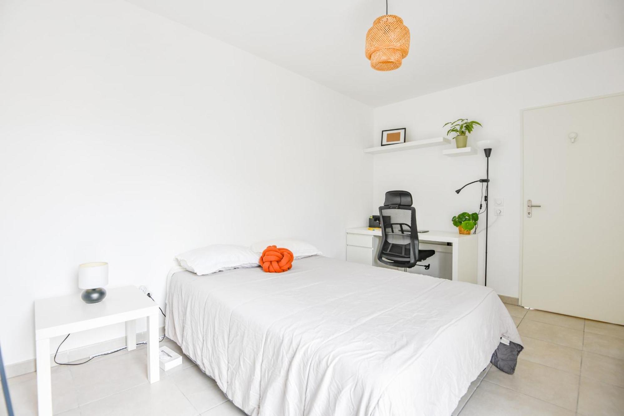 1 Ch Avec Balcon Et Parking A La Joliette Apartamento *
