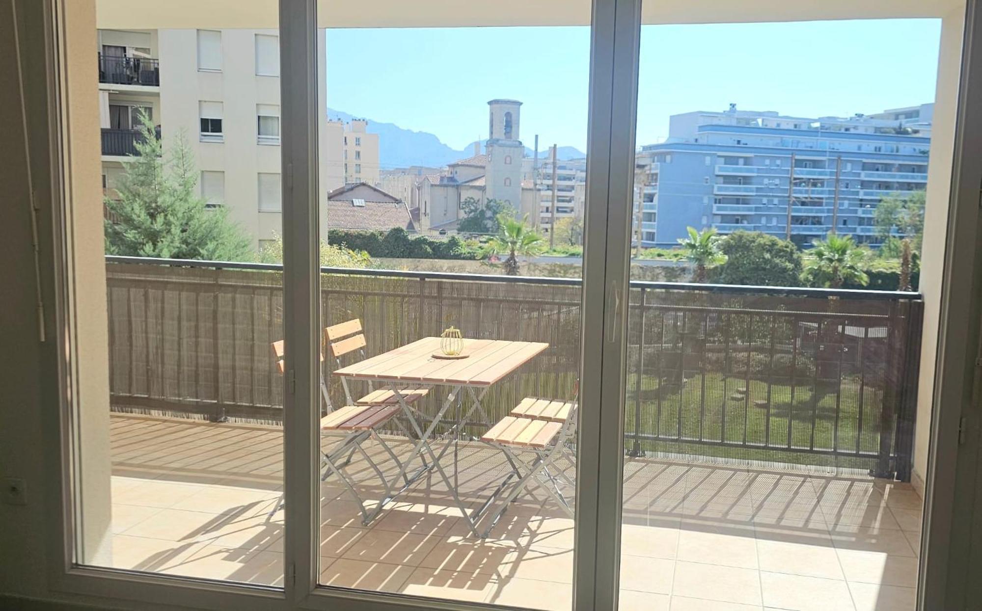 Apartment Palais Omnisports, 4 Personnes Lumineux Avec Terrasse Marseille