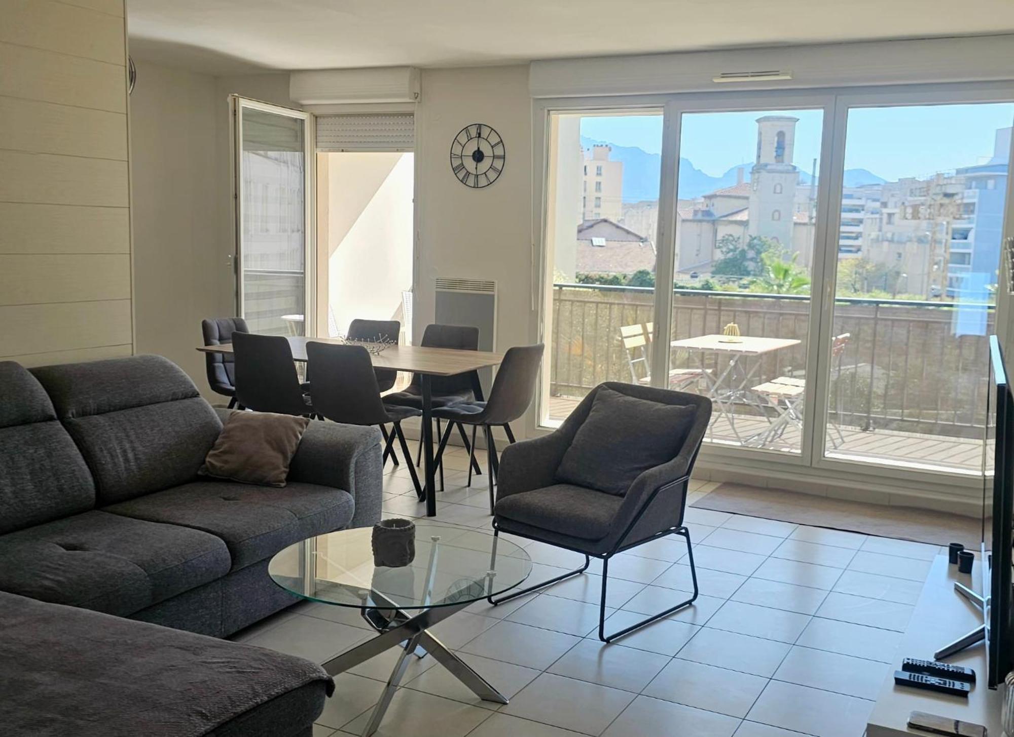 Appartement Palais Omnisports, 4 Personnes Lumineux Avec Terrasse Marseilles