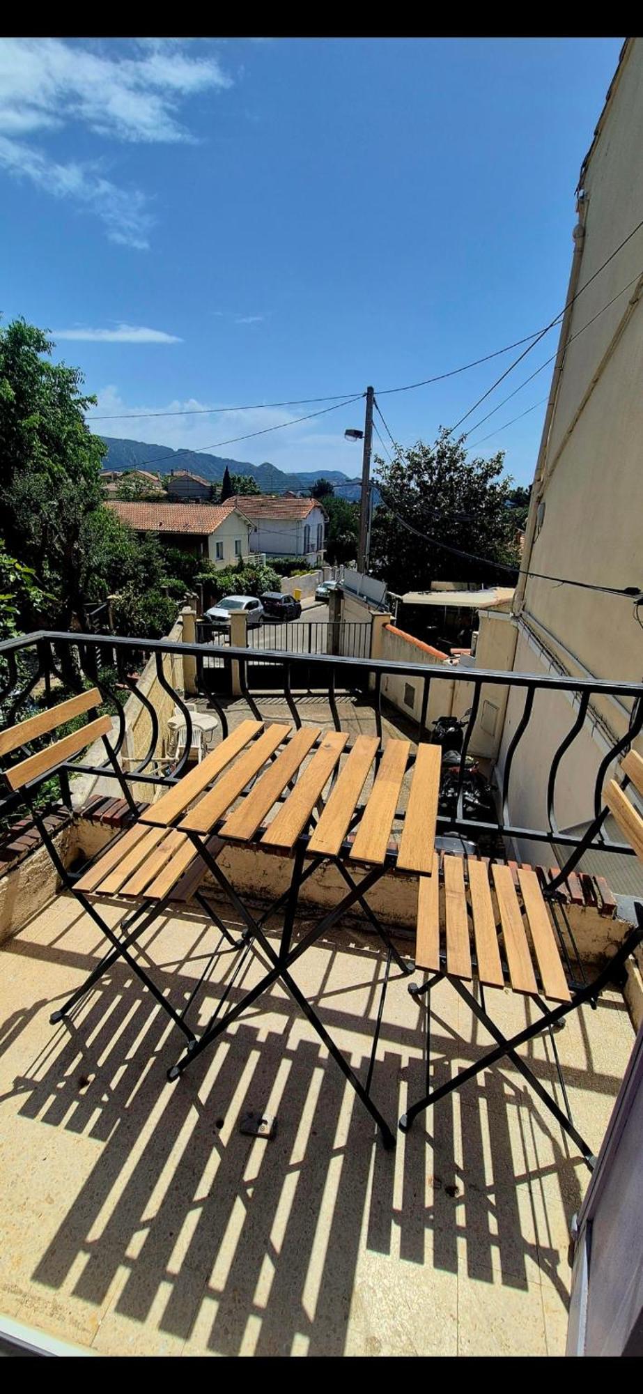 Maisonnette Renovee Avec Cour, Clim Et Metro A 5 Min *