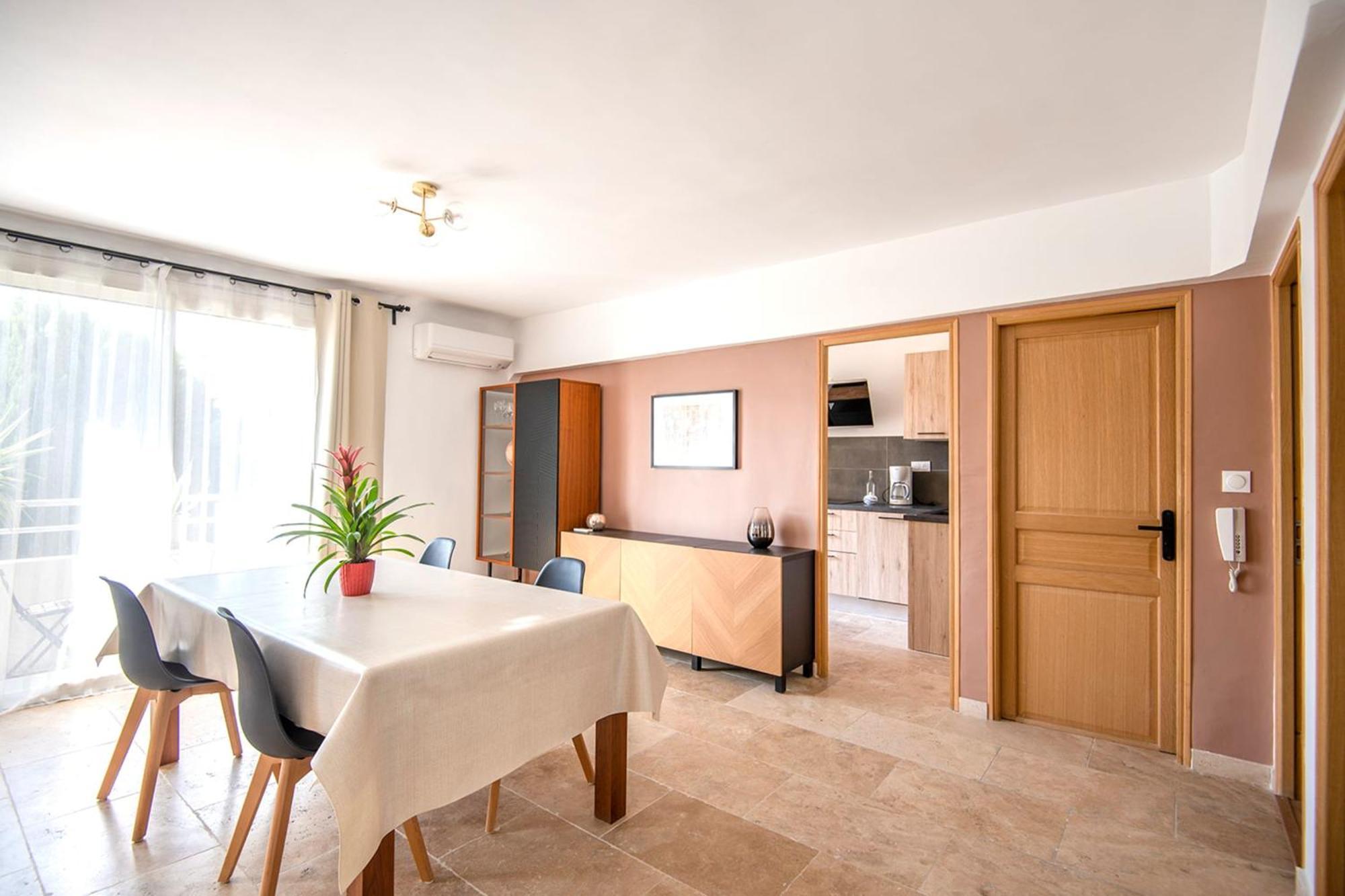 Beautiful Of 65 M2 In The 8th * Marseilles