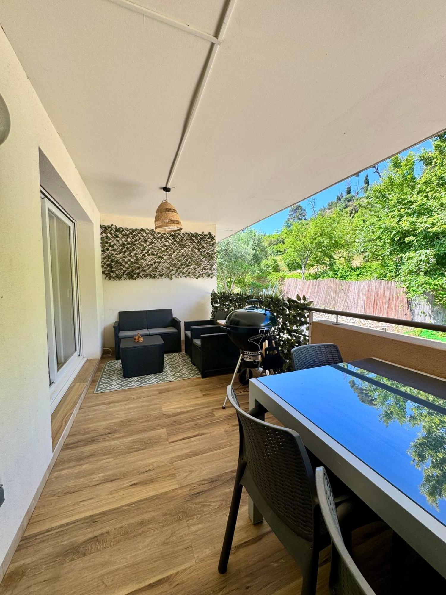 T3 Avec Terrasse Et Parking Dans Petite Fermee Et Calme , Proche De Toutes Commodites
