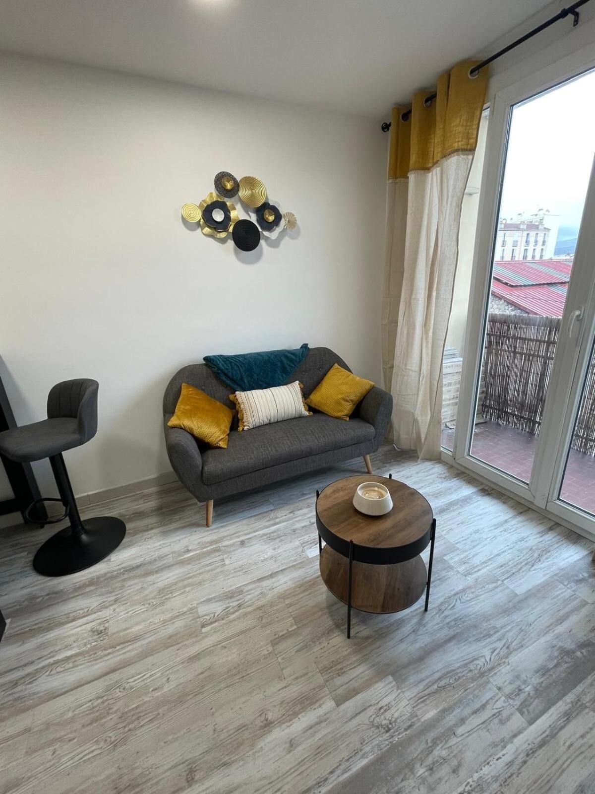 Air-conditioned In Apartment *