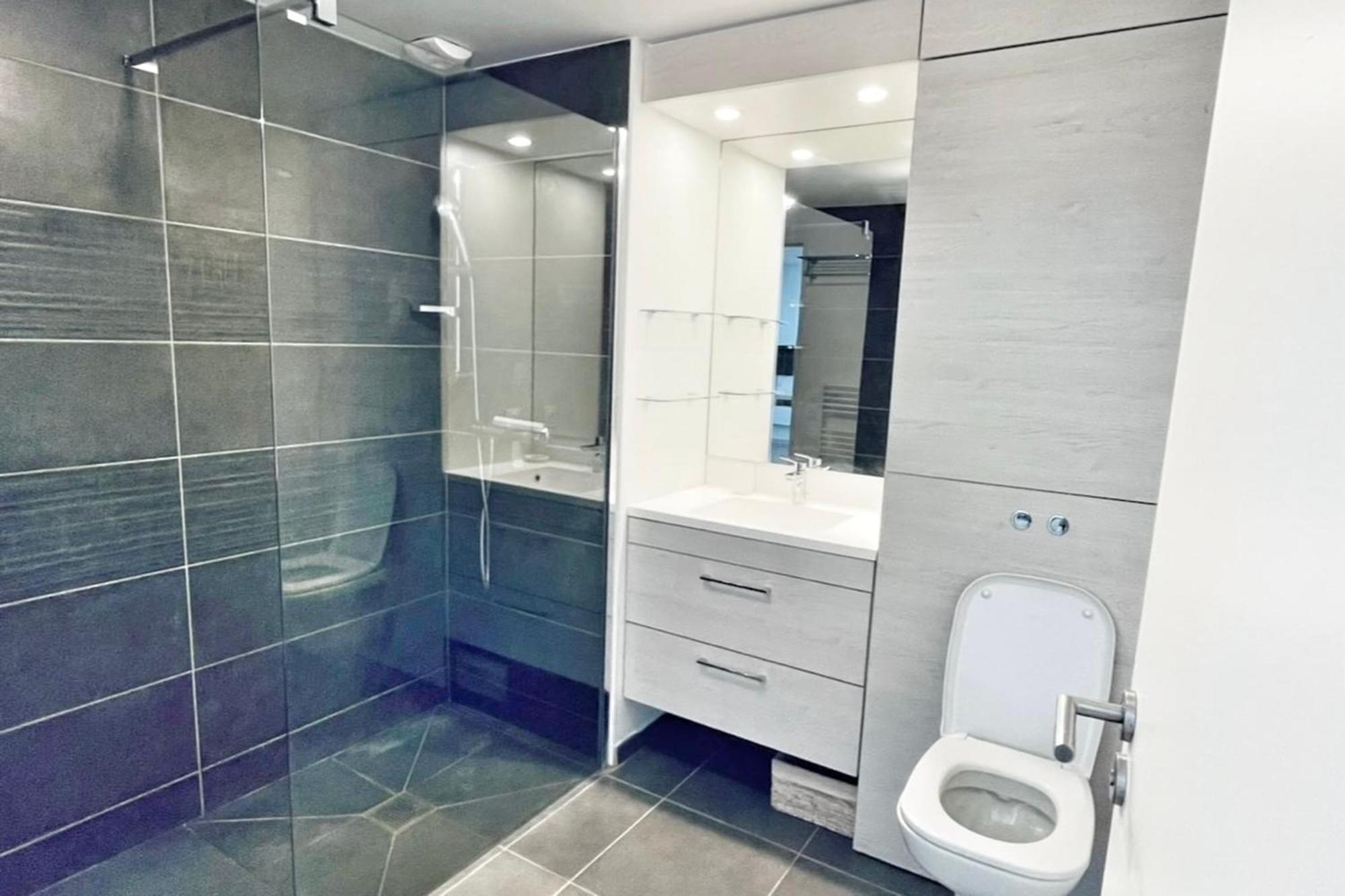 Beautiful For 3 With Balcony Apartment *
