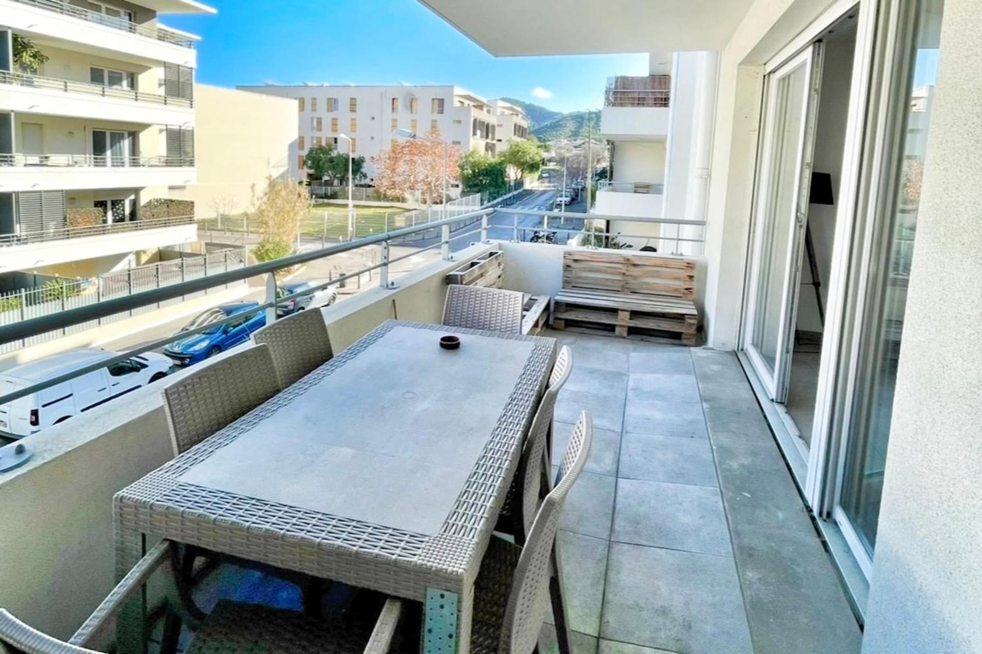 Beautiful For 3 With Balcony Marseille