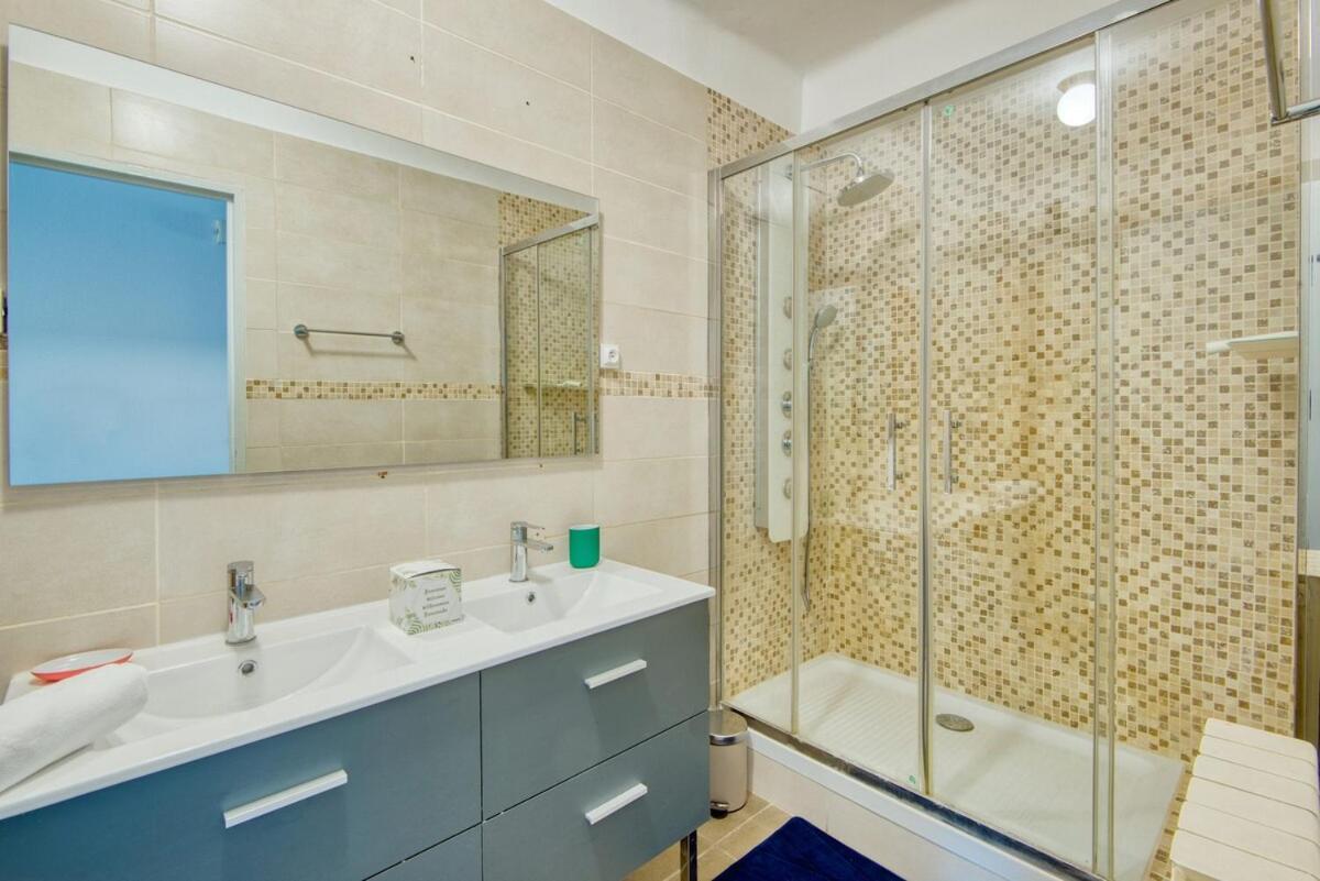 Apartment Grand T5 De 103 M2 Au Bd Guigou Avec 4 Balcons Marseille