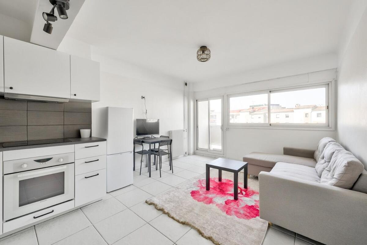 T3 Avec Balcon Proche De La Place Castellane Apartment