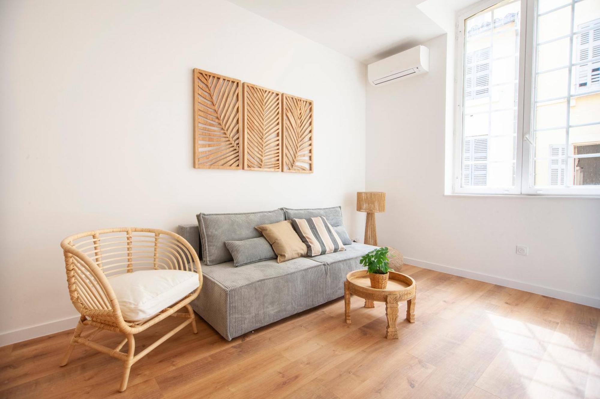 3 - Central, Moderne Et Equipe