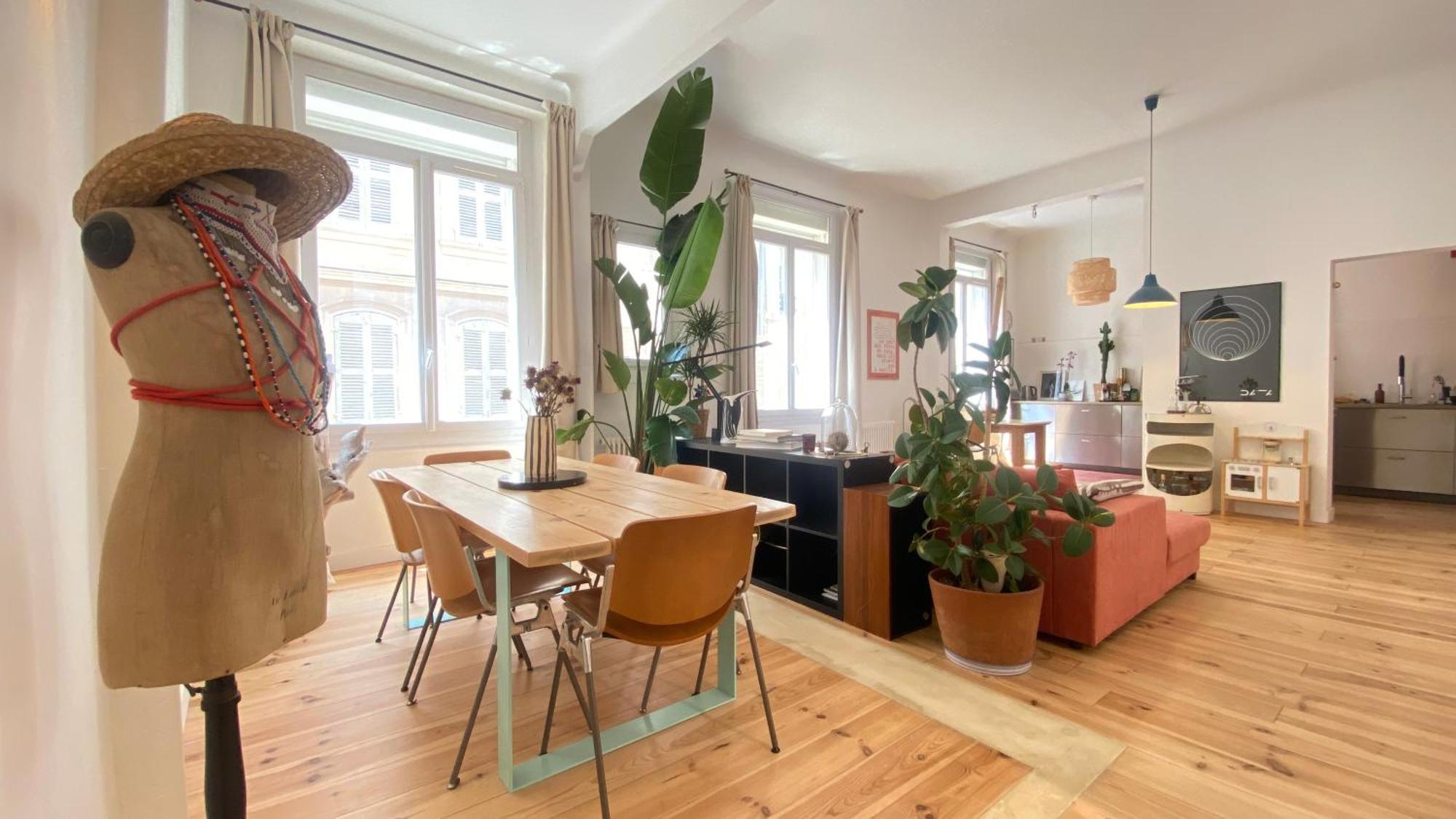 Refurbished 6-room Vieux Port *