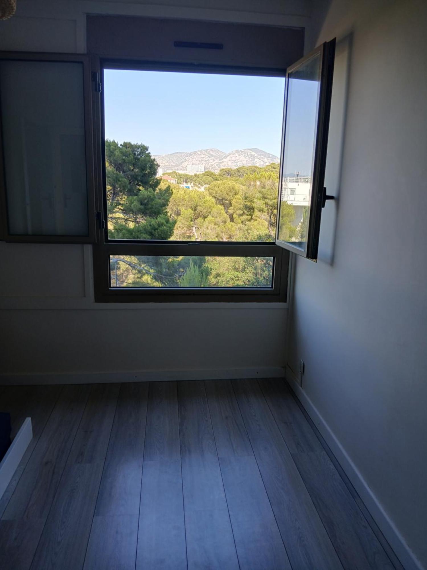 Pour 3 A 4 Personnes Dans Le 8eme Arrondissement De Marseille, Dans La Colline Et A 5 Minutes A Pied De La * Marseille