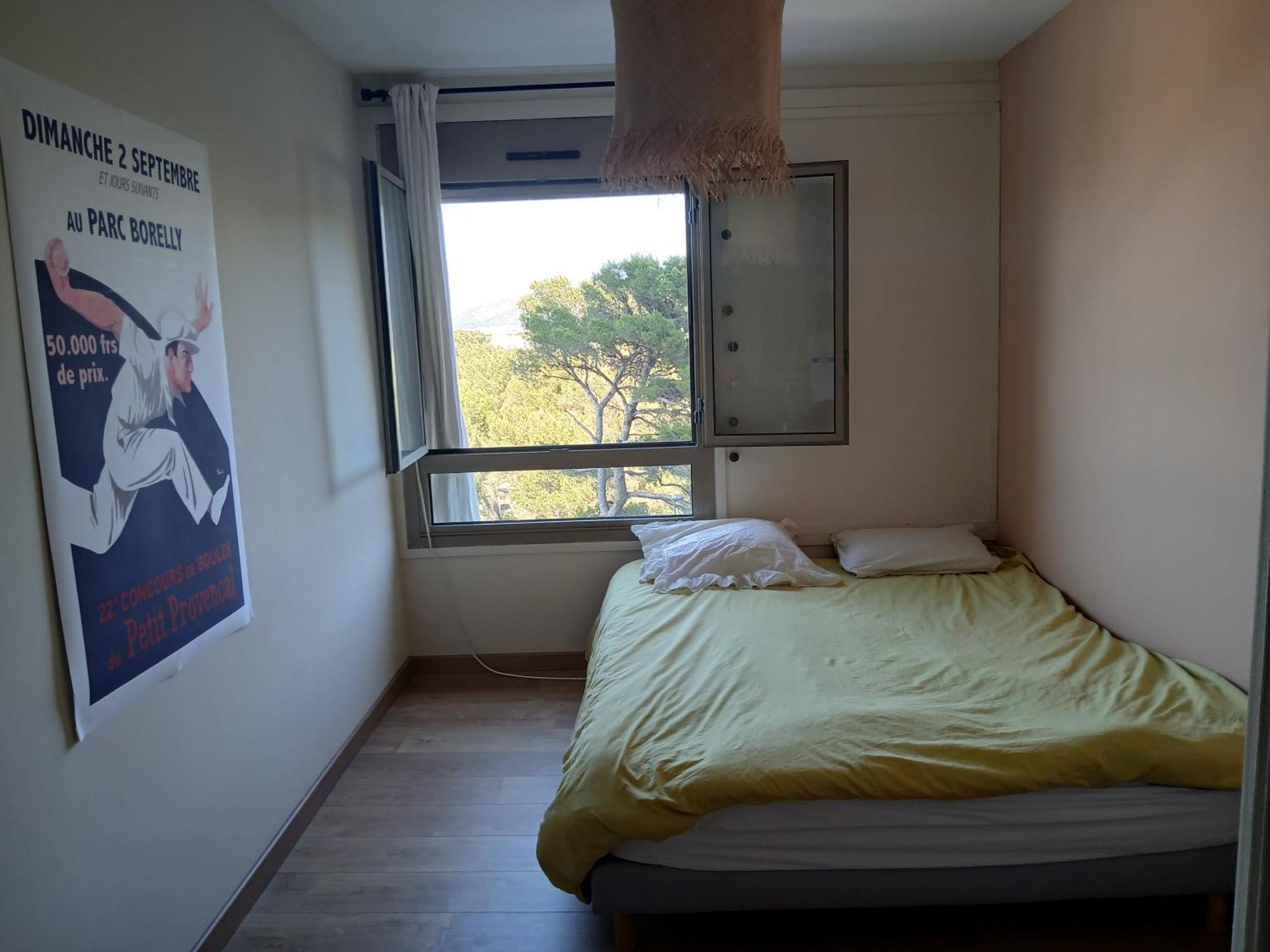 Pour 3 A 4 Personnes Dans Le 8eme Arrondissement De Marseille, Dans La Colline Et A 5 Minutes A Pied De La Apartment Marseille