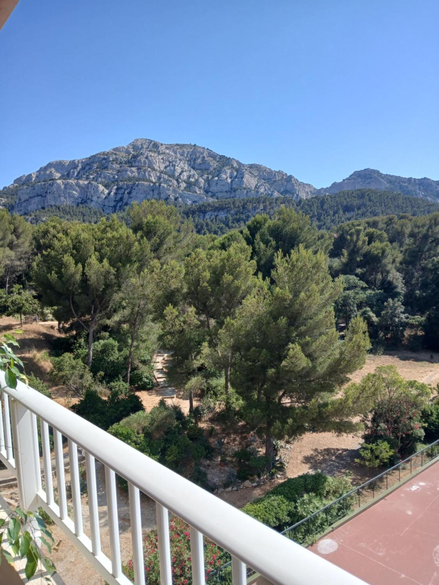 Pour 3 A 4 Personnes Dans Le 8eme Arrondissement De Marseille, Dans La Colline Et A 5 Minutes A Pied De La Marseille