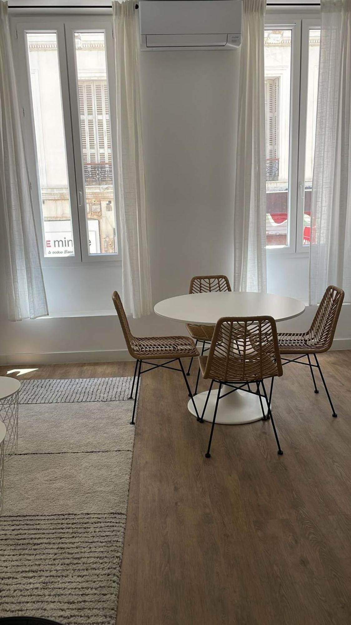 Appartement Spacieux 2 Pieces A 1er *