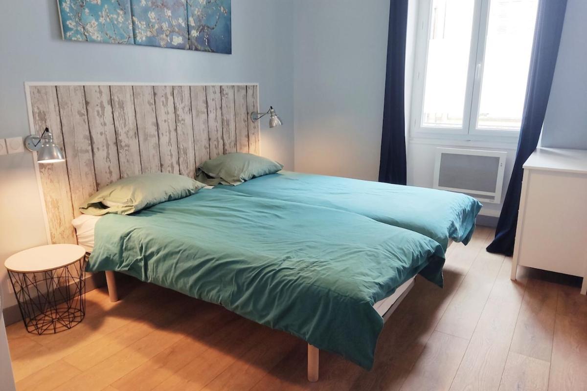 2 - Metro Joliette - Bright - Great Bed - Netflix - No Aircon Apartment