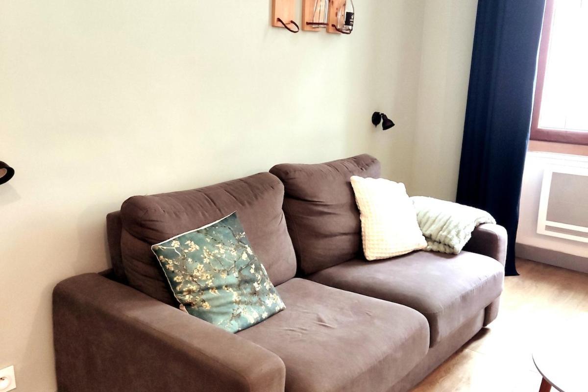 2 - Metro Joliette - Bright - Great Bed - Netflix - No Aircon
