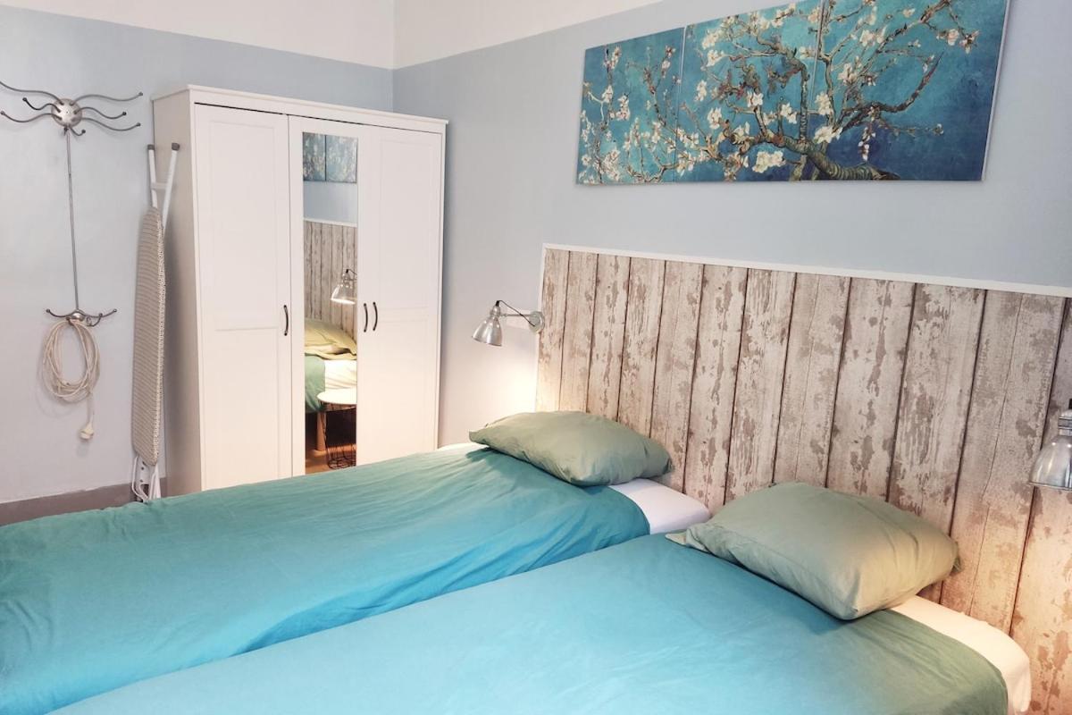 2 - Metro Joliette - Bright - Great Bed - Netflix - No Aircon Apartment