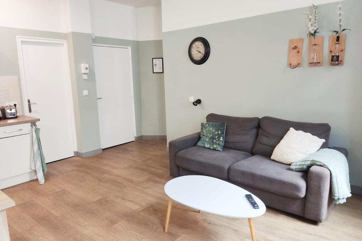 2 - Metro Joliette - Bright - Great Bed - Netflix - No Aircon *
