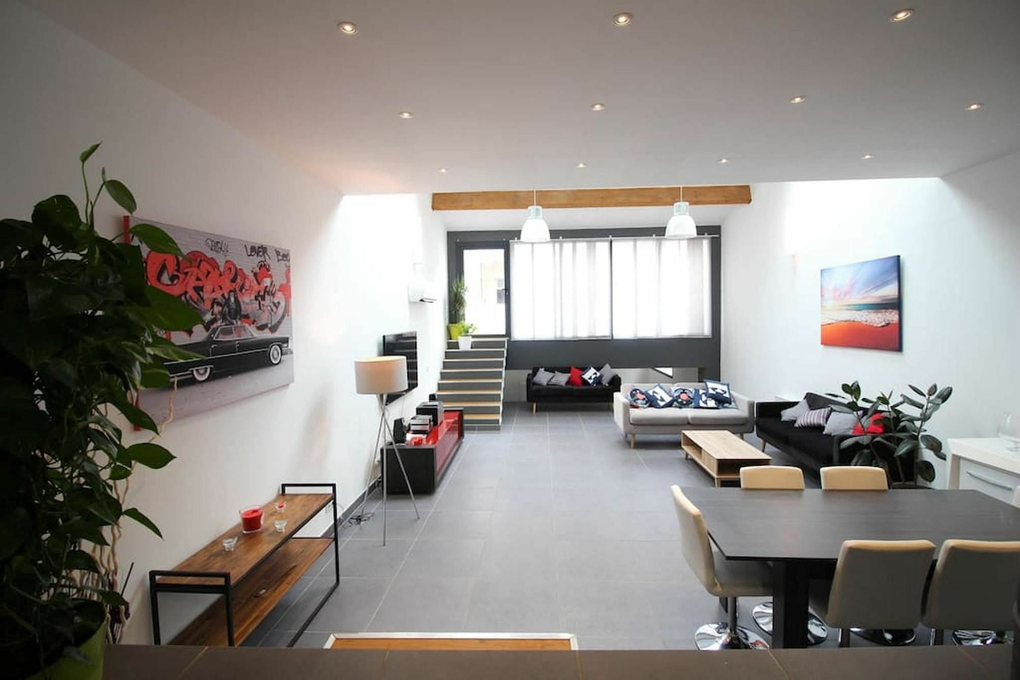 With 2 Bedrooms In Marseille, With Wonderful View, Furn Căn hộ Marseille