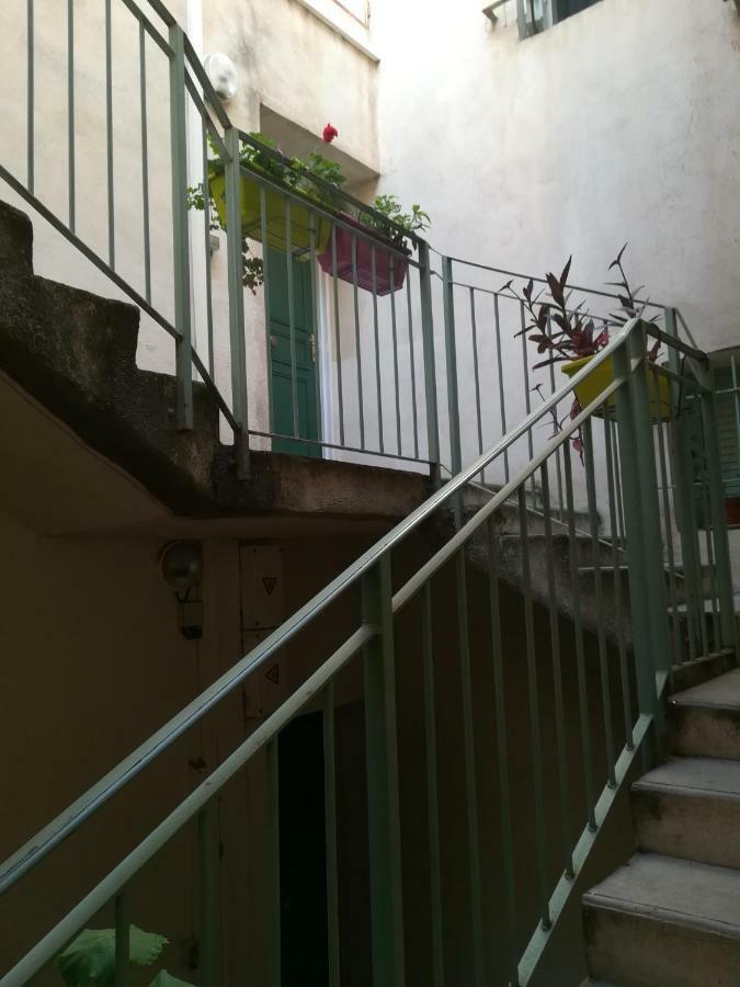 Joli Meuble Panier Montee Des Accoules Apartment