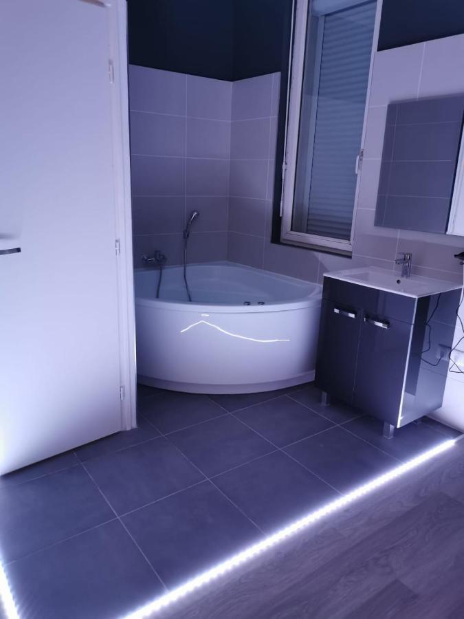 Gris - - Balneo-jaccuzi Apartment