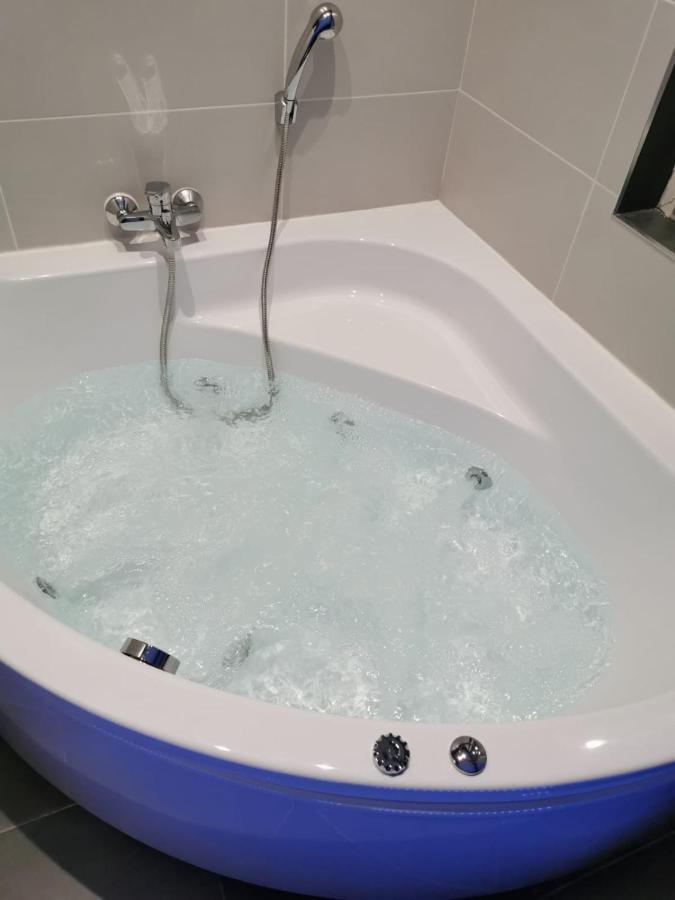 Gris - - Balneo-jaccuzi Apartment *