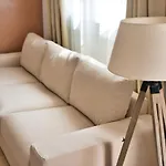 Acogedor Apartamento con Balcón en el Corazón del Distrito 8