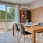 Acogedor Apartamento con Balcón en el Corazón del Distrito 8