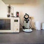 Air-Conditioned Apartment Sleeps 4 To 6 Parking