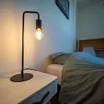 Air-Conditioned Apartment Sleeps 4 To 6 Parking