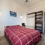Air-Conditioned Apartment Sleeps 4 To 6 Parking