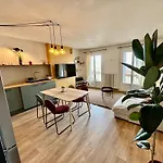 Appartement Renove Avec Balcon A La Joliette