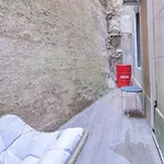 Au Pied De La Bonne Mere