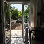Maison Et Terrasse Dans Le Jardin Du Chateau De Gaillard