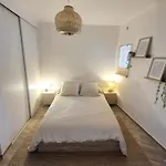 Maisonnette Renovee Avec Cour, Clim Et Metro A 5 Min