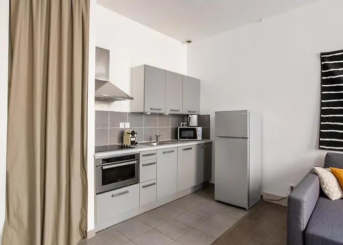 Large Modern And Calm Flat At The Doors Of Panier In Marseille - Welkeys